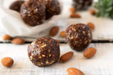 Recipe: Toasted Quinoa and Almond Date Balls