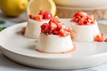 Recipe: Vanilla Panna Cotta With Strawberries and Mint