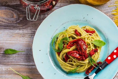Recipe: Linguine With Garlic, Oven-Roasted Tomatoes and Arugula