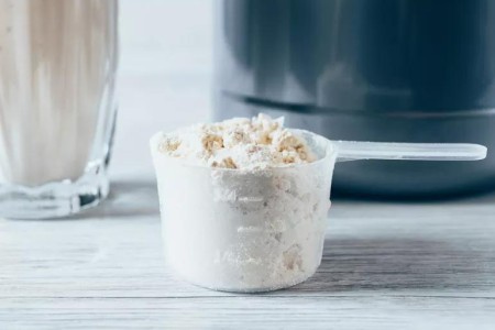 Dry Scooping: What to Know About This Pre-Workout Trend