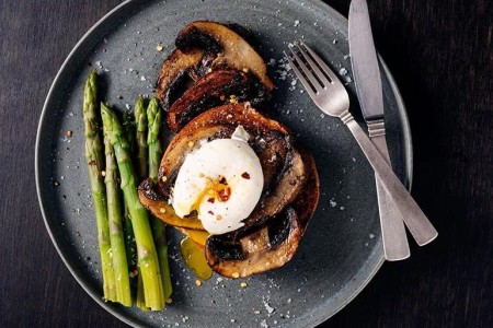 Recipe: Poached Eggs Over Roasted Asparagus and Mushrooms