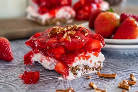 Recipe: Strawberry Pretzel Squares