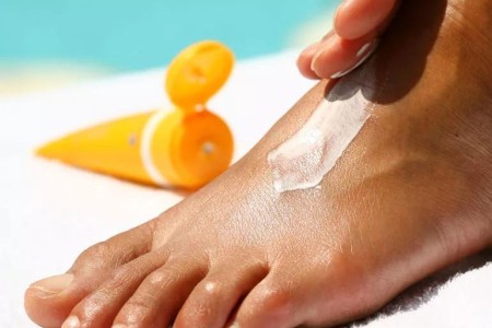 5 Spots You’re Probably Forgetting To Put Sunscreen