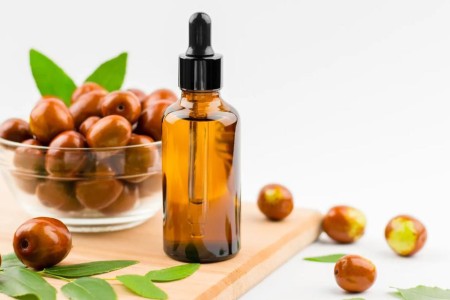 How Jojoba Oil Benefits Your Hair and Skin