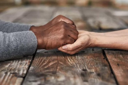 9 Best Ways To Support Someone Who’s Going Through Cancer Treatment