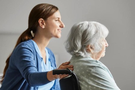 How to Care For Someone With Alzheimer’s Disease