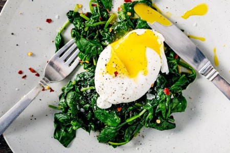 Recipe: Poached Eggs With Spinach and Red Pepper Pesto
