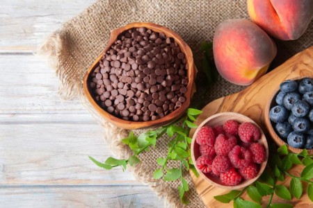 Recipe: Sliced Peaches With Berries and Chocolate