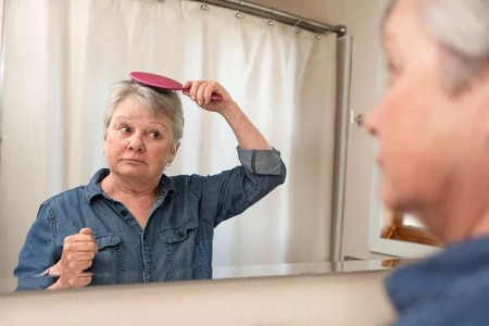 Your Guide To Aging, Thinning Hair: 5 Simple Tips