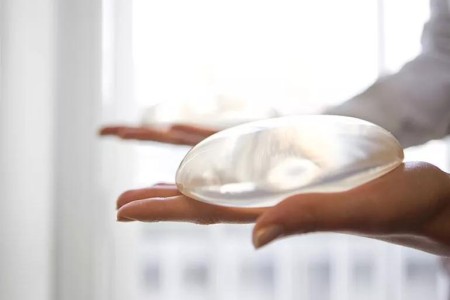 What You Should Know About Breast Implants If You’re Over 40