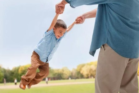 Why You Shouldn’t Pick Up or Swing a Child By the Arms