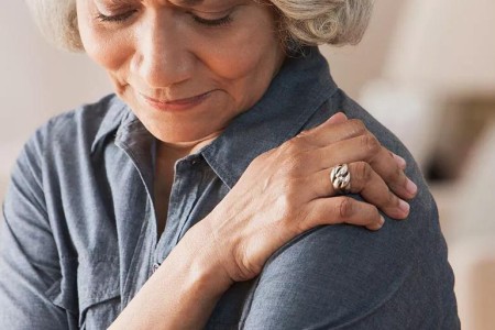 3 Exercises to Relieve Frozen or Stiff Shoulders
