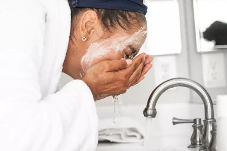 How To Get Rid of (and Prevent) Blackheads: 10 Solutions