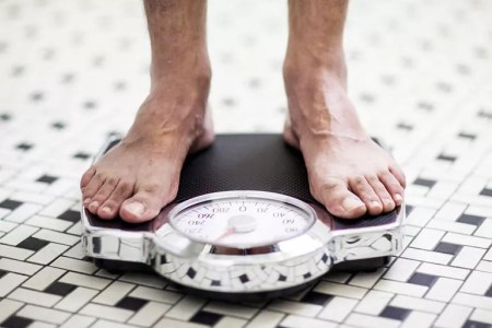 The Best Time To Weigh Yourself (and How Often You Should Step on the Scale)