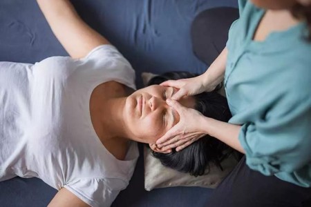 5 Sinus Massage Techniques To Relieve Pressure and Promote Drainage