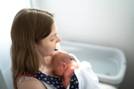 Newborn’s First Bath: The Benefits of Waiting
